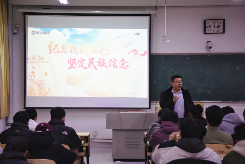 党委委员、宣传部部长张伟为外国...